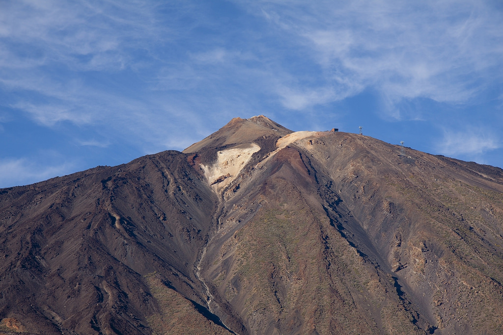 Der pico del Teide in Nahaufnahme. Der Gipfel ist mit den weißen Bimssteinhängen zu sehen.