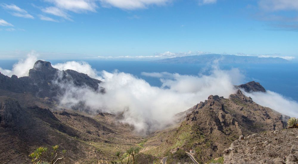 Blick aus der Höhe auf die westliche Teno Gebirge Region mit Wolken. Im Hintergrund La Gomera.