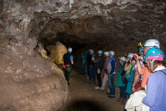 Der Höhlenführer erklärt die Geschichte der Cueva del Viento.