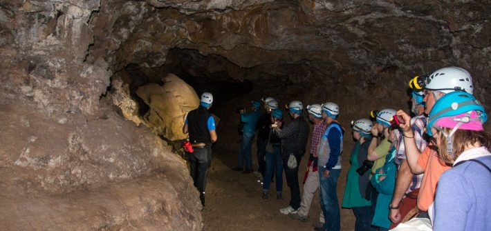 Der Höhlenführer erklärt die Geschichte der Cueva del Viento.