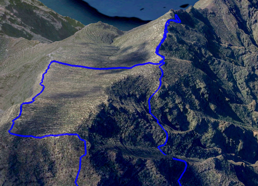 Der Track von Blickrichtung Osten über den Berggrat zu El Bujero und Zurück über den Gipfel der Montaña Guama.