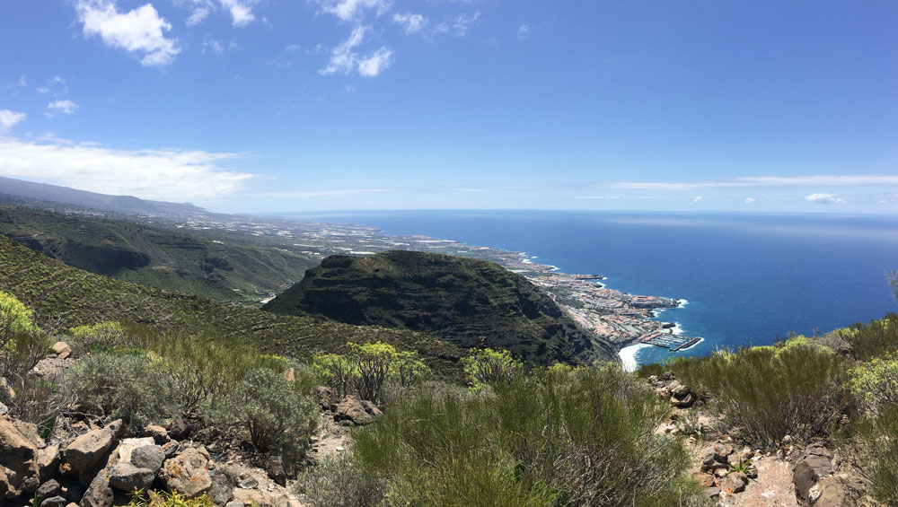 Blick vom Berggrat auf die Südwestküste von Teneriffa