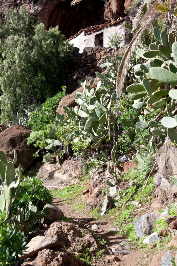 Ruta de senderismo con una casa construida en la roca en Tacalcuse