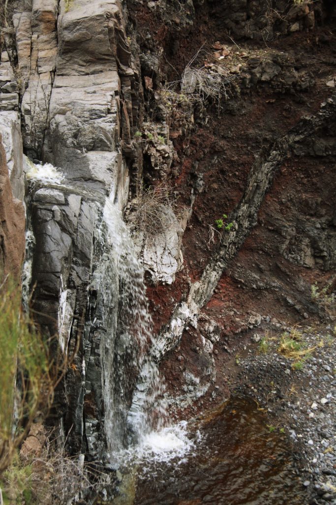 Rocas y agua en el Barranco Seco