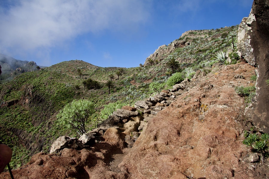 Steinige Wege hoch über dem Barranco