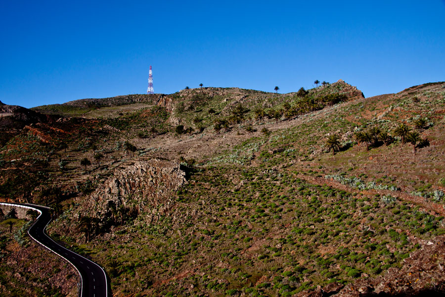 Die Inselstraße GM2 und der Wanderweg auf der rechten Seite. Im Hintergrund der markante Antennenmast.