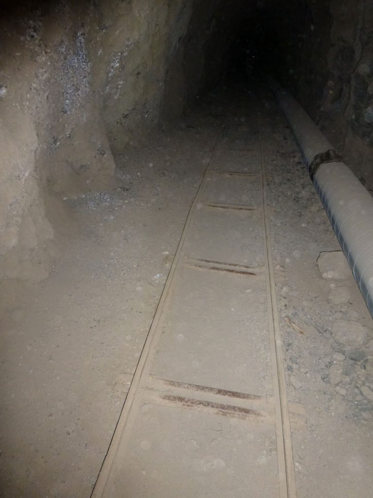 En el túnel entre Tamaimo y Barranco Seco hay raíles antiguos.
