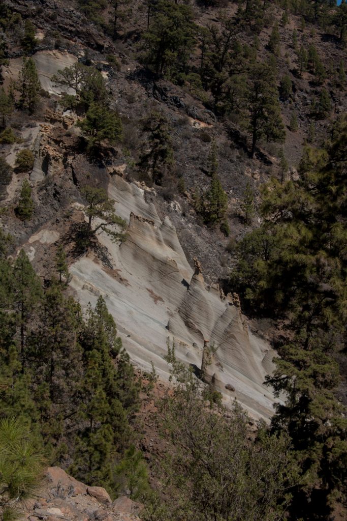 Rocas blancas en el Paisaje Lunar