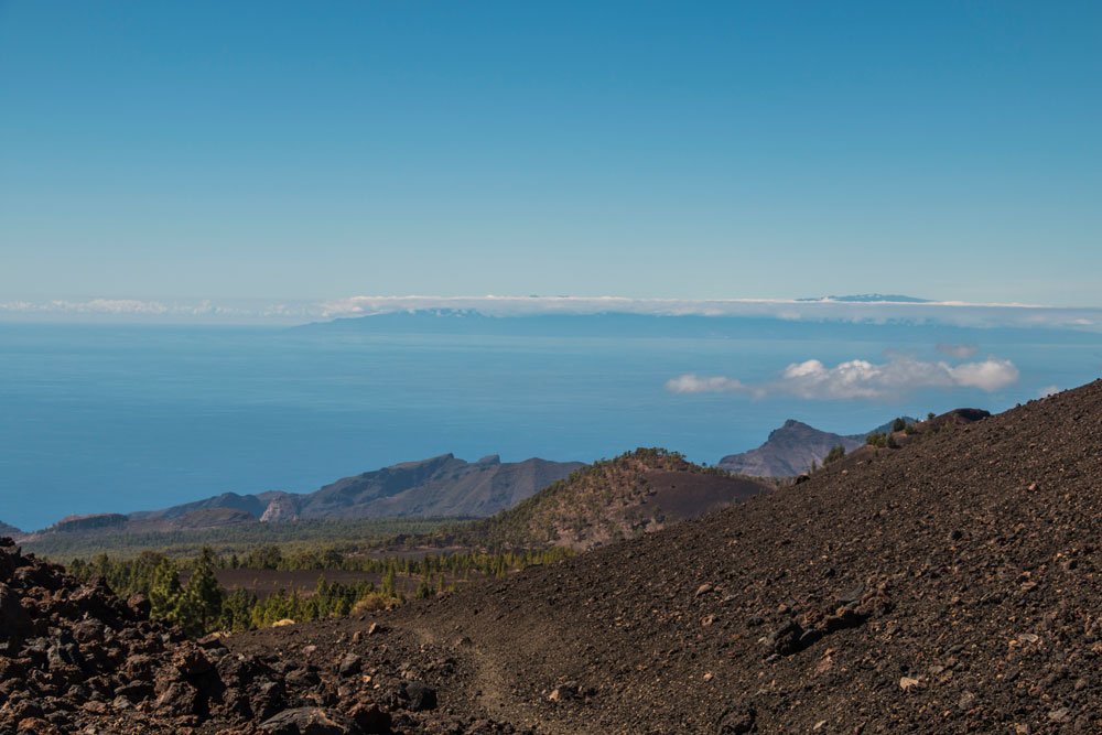 Blick beim Abstieg auf die Insel La Gomera