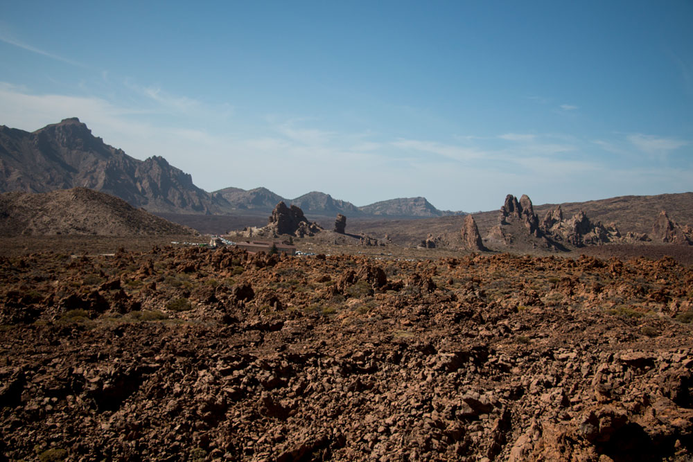 Blick über die Caldera vom Wanderweg. In der Ferne liegt der Parador Nacional.