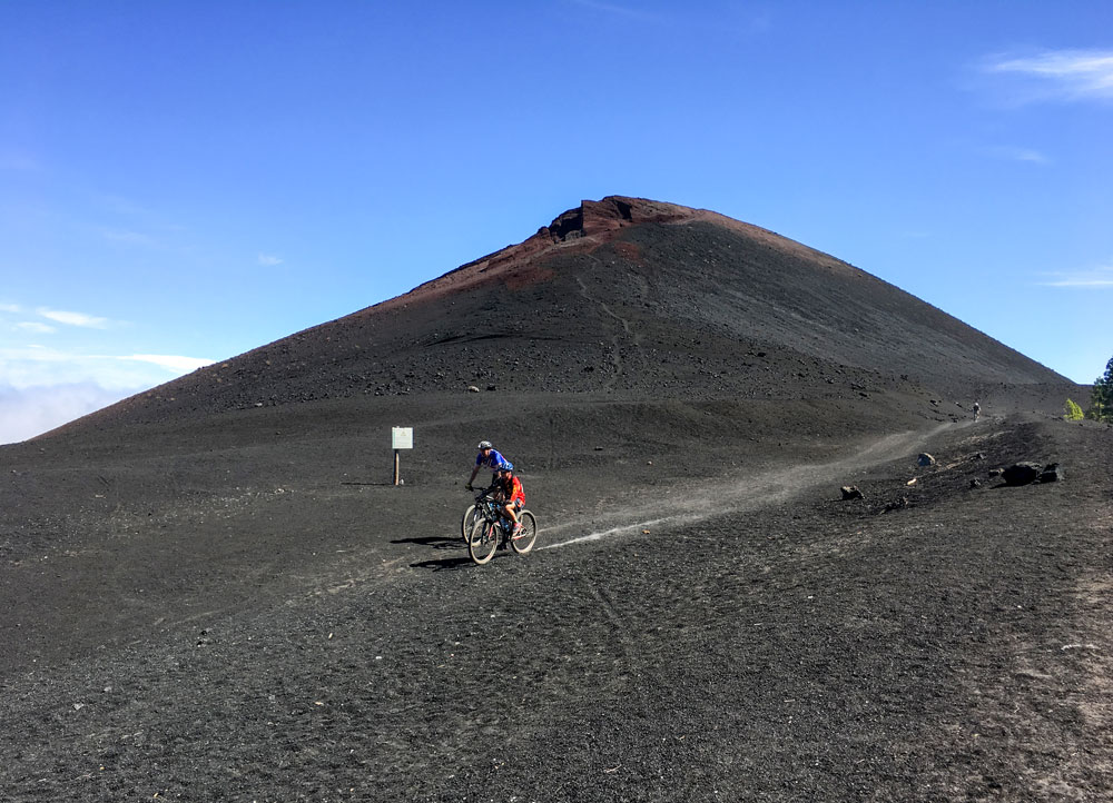 Mountainbiker auf Vulkanpisten