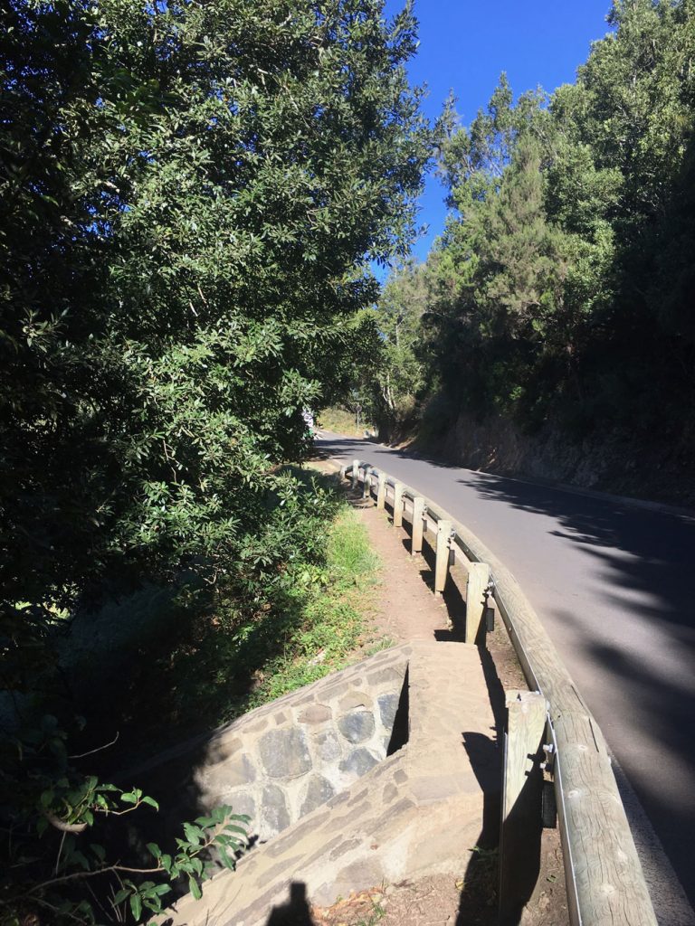 Ruta de senderismo a Chinamada - por un corto tiempo va a lo largo de la carretera