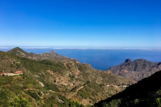 Anaga Gebirge - weite Ausblicke über die Höhenzüge mit versteckten Gebirgsdörfern