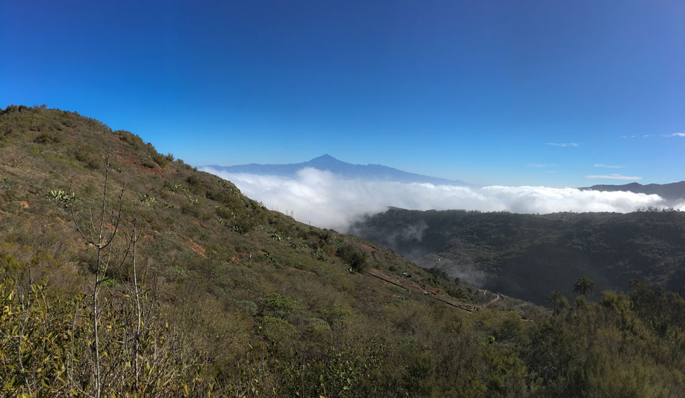 Blick von der Höhe auf Teneriffa und den Teide