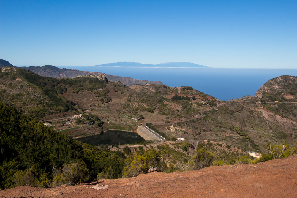 Blick über Las Rosas auf den Stausee - im Hintergrund La Palma