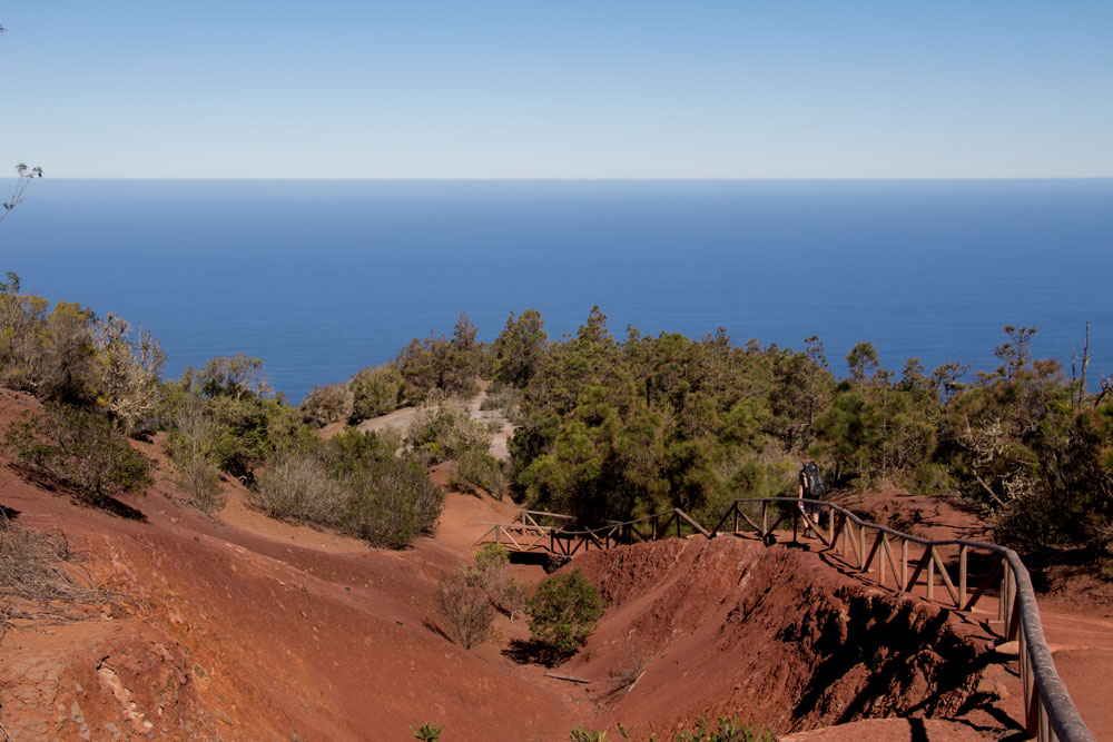 Rote Erde in der Naehe des Besucherzentrums Juego de Bolas auf La Gomera