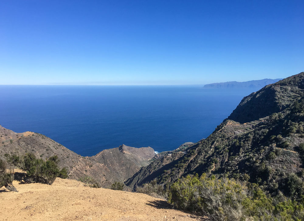 Blick aus der Höhe über Las Rosas auf La Gomera