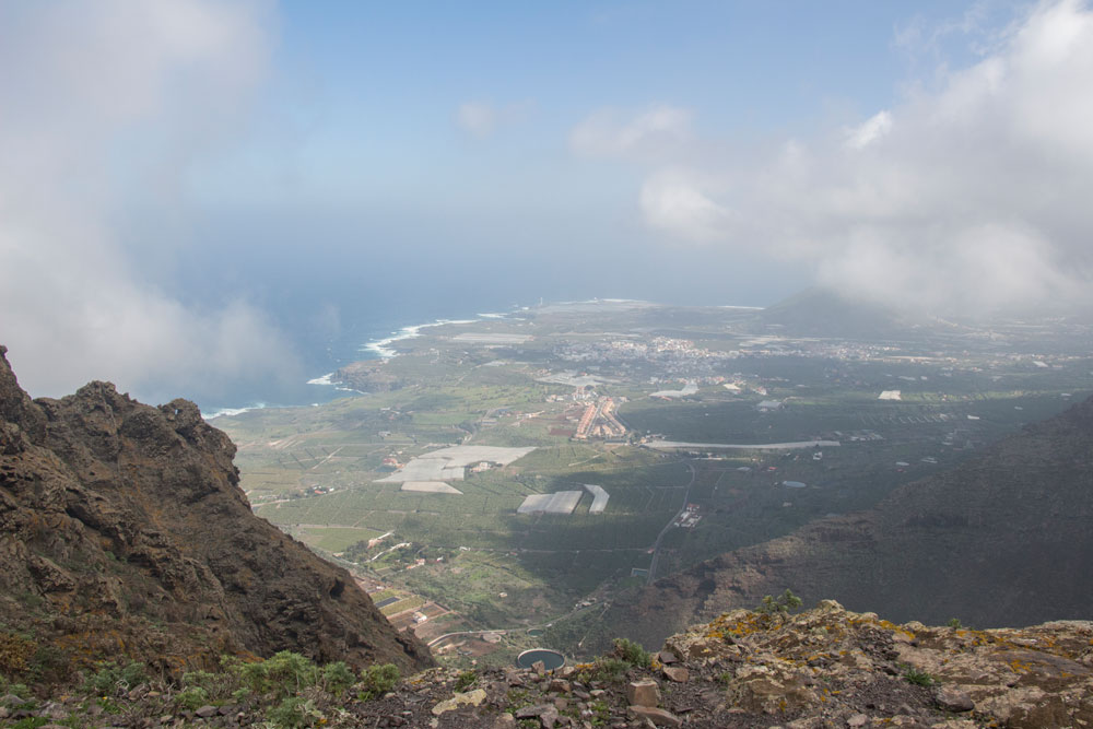Blick aus der Höhe durch die Wolken auf Buenavista