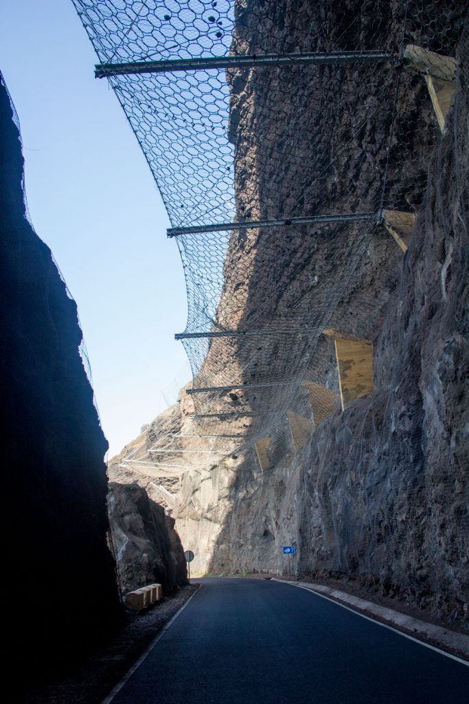 La red de acero sobre la carretera protege contra la caída de rocas