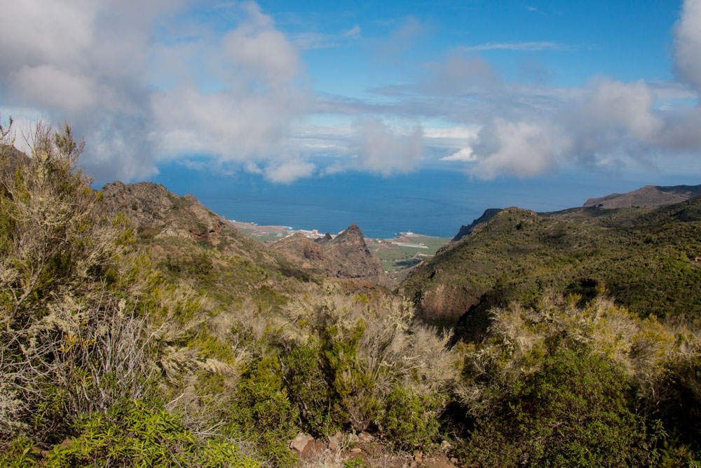 Blick aus der Höhe auf die Küste