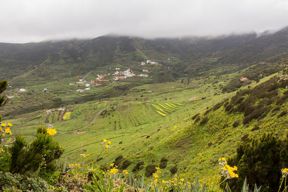 Blick auf Las Portelas mit dem Baracán in Wolken