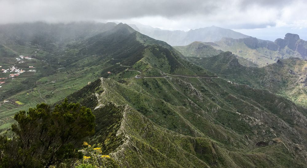 Blick vom Gipfel des Baracán u. a. auf die Höhenzüge um den Barranco von Masca (rechts im Hintergrund)