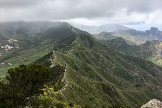 Blick vom Gipfel des Baracán u. a. auf die Höhenzüge um den Barranco von Masca (rechts im Hintergrund)