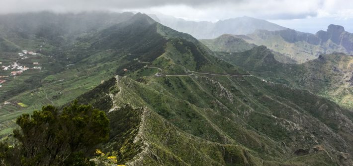 Blick vom Gipfel des Baracán u. a. auf die Höhenzüge um den Barranco von Masca (rechts im Hintergrund)