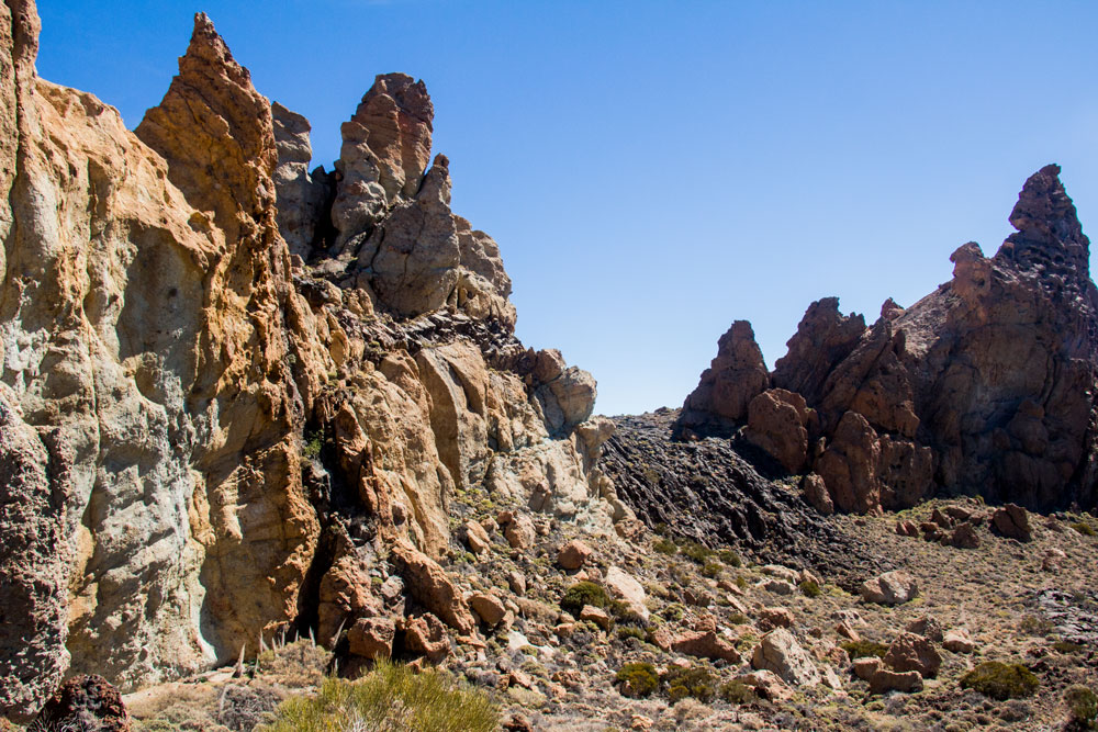 spitze Felsen am Wegesrand