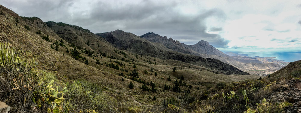 Wanderweg durch das Tal in die Höhe über Adeje