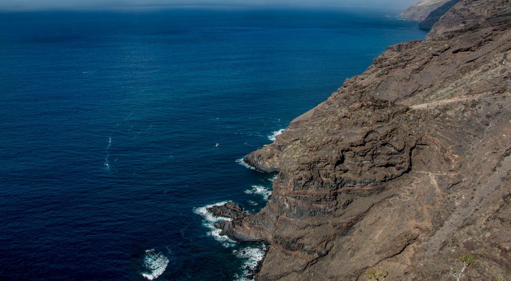 Steilküste mit Wanderweg in die Piratenbucht