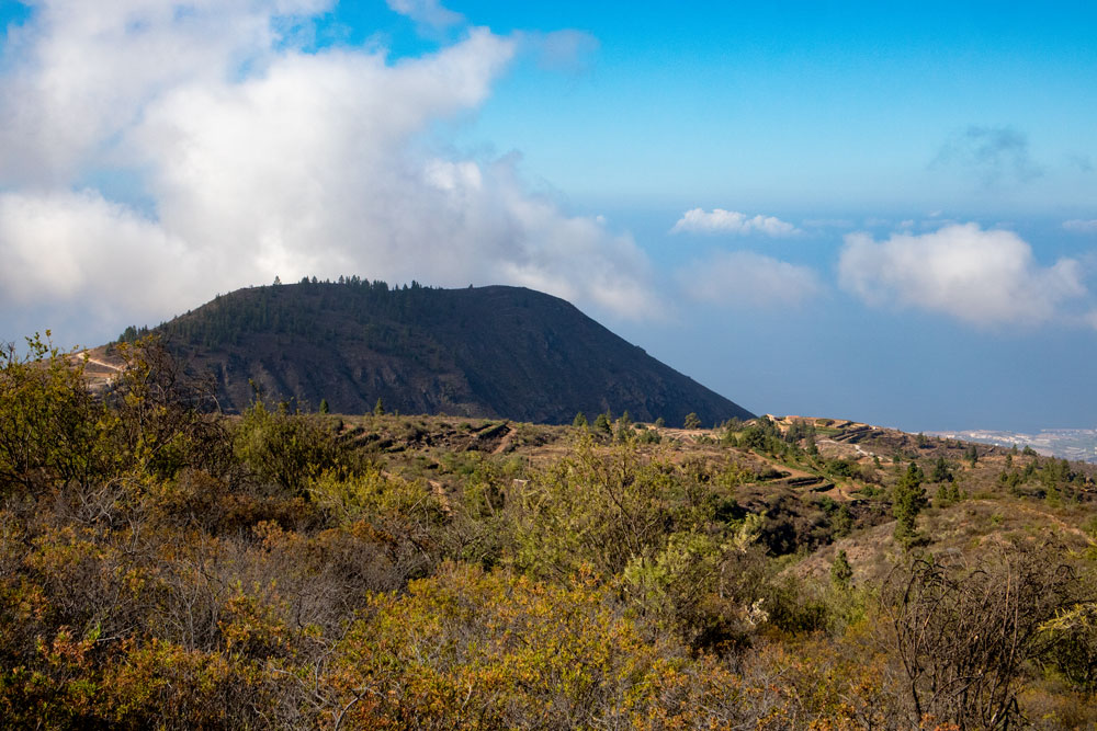 Blick vom Grat auf terrassierte Felder
