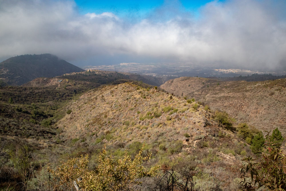 Blick von der Höhen auf den Wanderweg über den Berggrat und die Küste