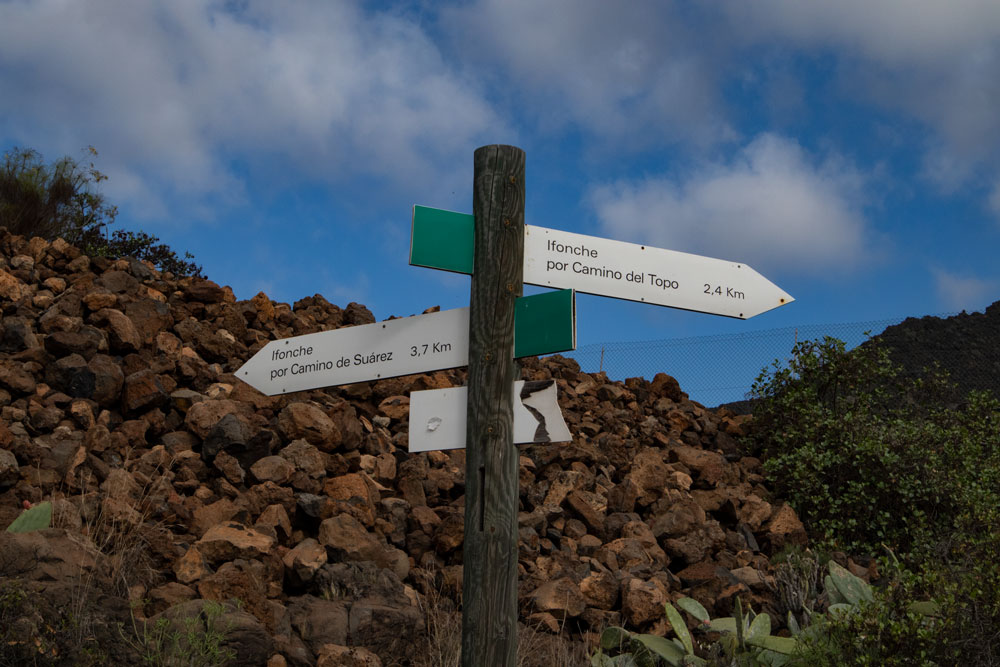 Wanderzeichen an der Wegeskreuzung