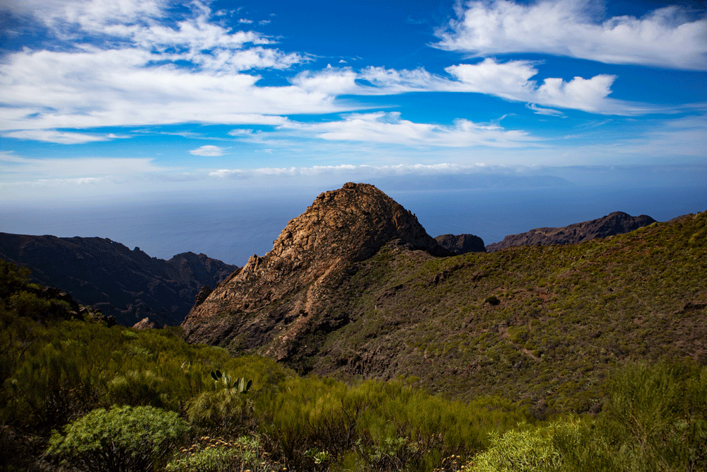 Blick auf den Risco Blanco mit La Gomera im Hintergrund