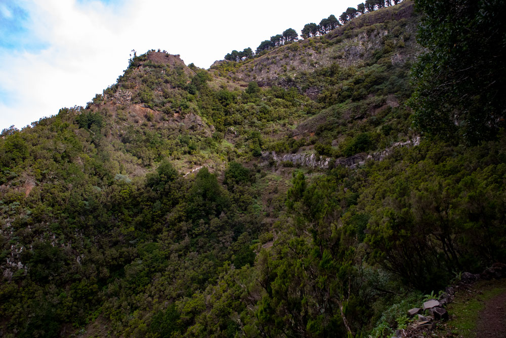 Blick vom Wanderweg hoch zum Mirador de Jinama