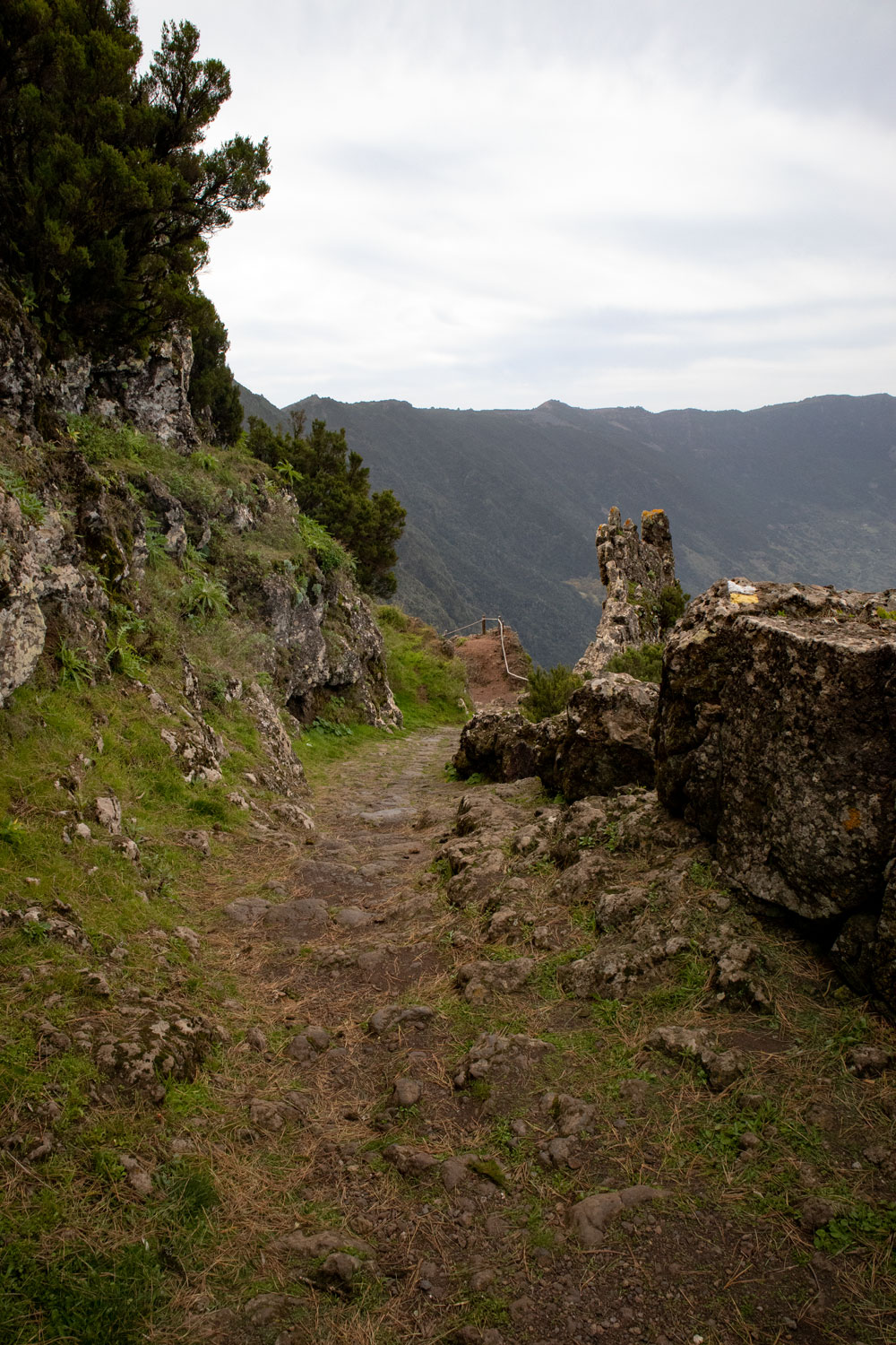 Wanderweg gelb weiß markiert