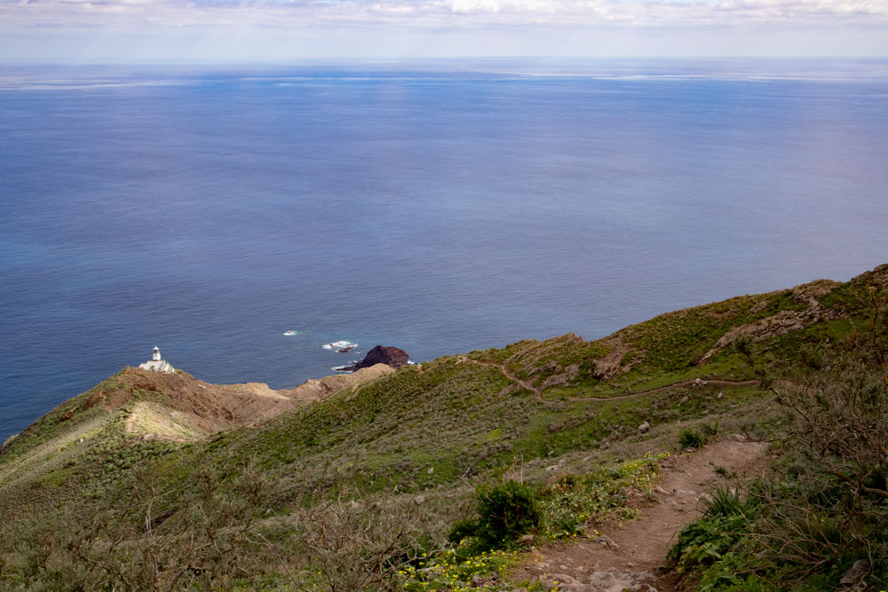 Blick aus der Höhe auf den Leuchtturm Faro de Anaga- Wanderweg