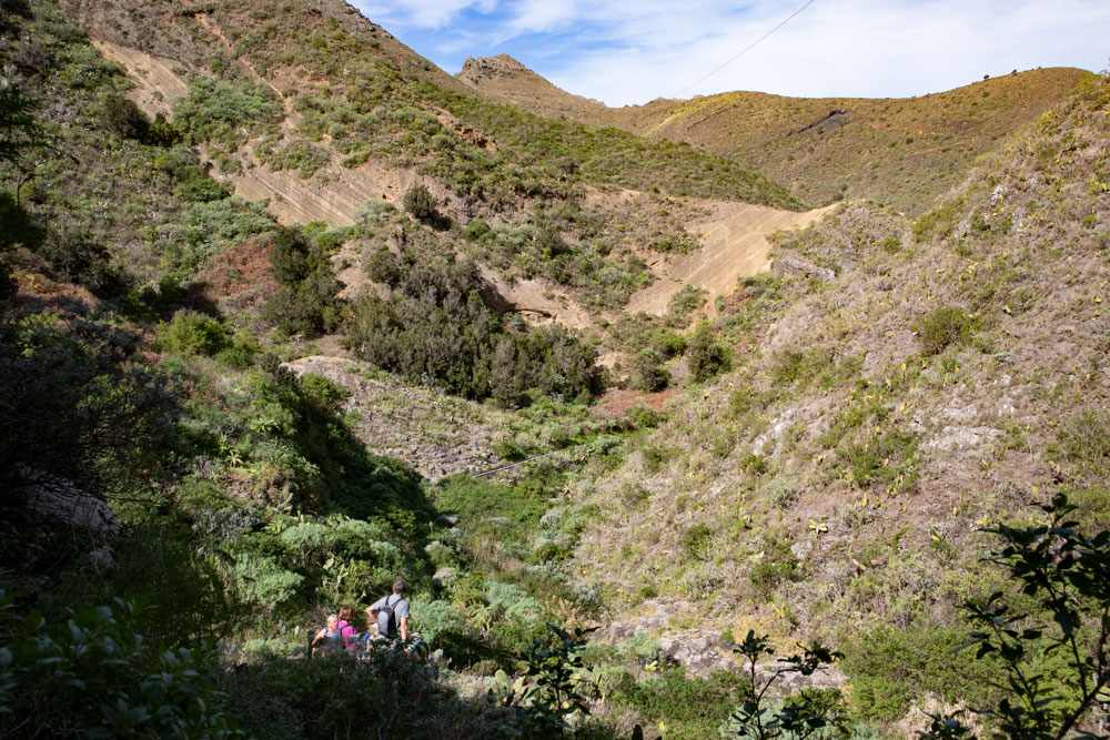 Wanderer im Barranco Seco über dem Kanalweg