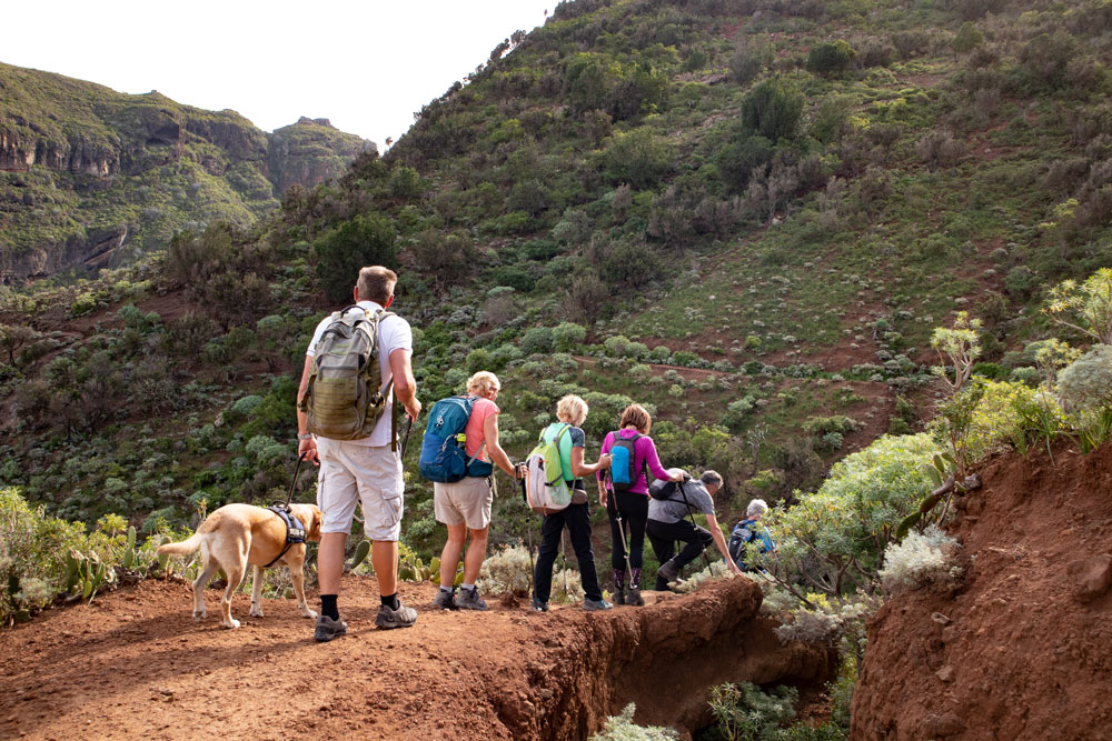Wanderer über dem Kanalweg Barranco Seco