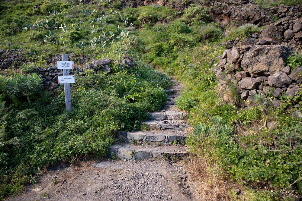 Abzweig Wanderweg nach Afur vom Fahrweg