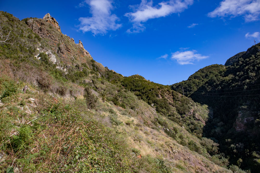 Blick vom Wanderweg herunter nach Afur