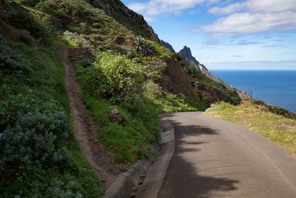 Wanderweg trifft auf Fahrweg über Taganana