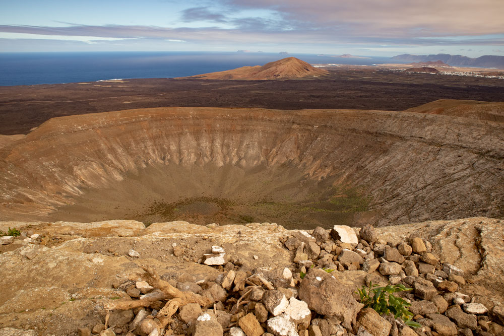 Blick vom Gipfel der Montaña Blanca in den Krater und auf die Umgebung sowie den Atlantik