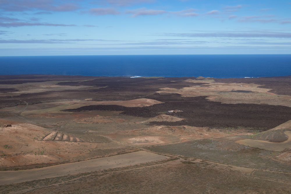 Blick vom Grat der Montaña Blanca auf Lavafelder und Atlantik