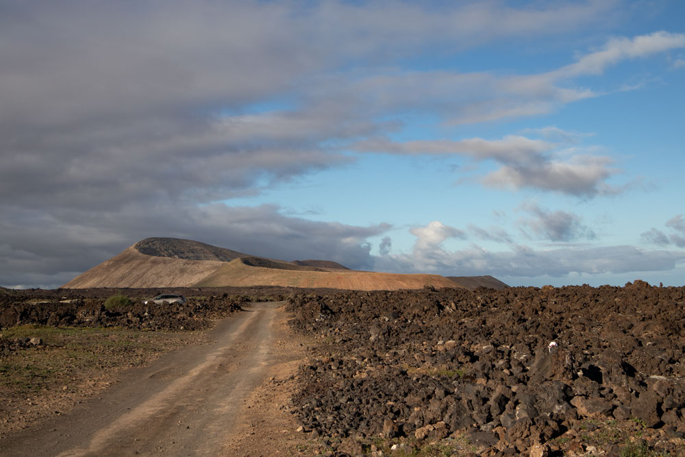 Fahrweg zwischen den Lavafeldern zu den Vulkanen