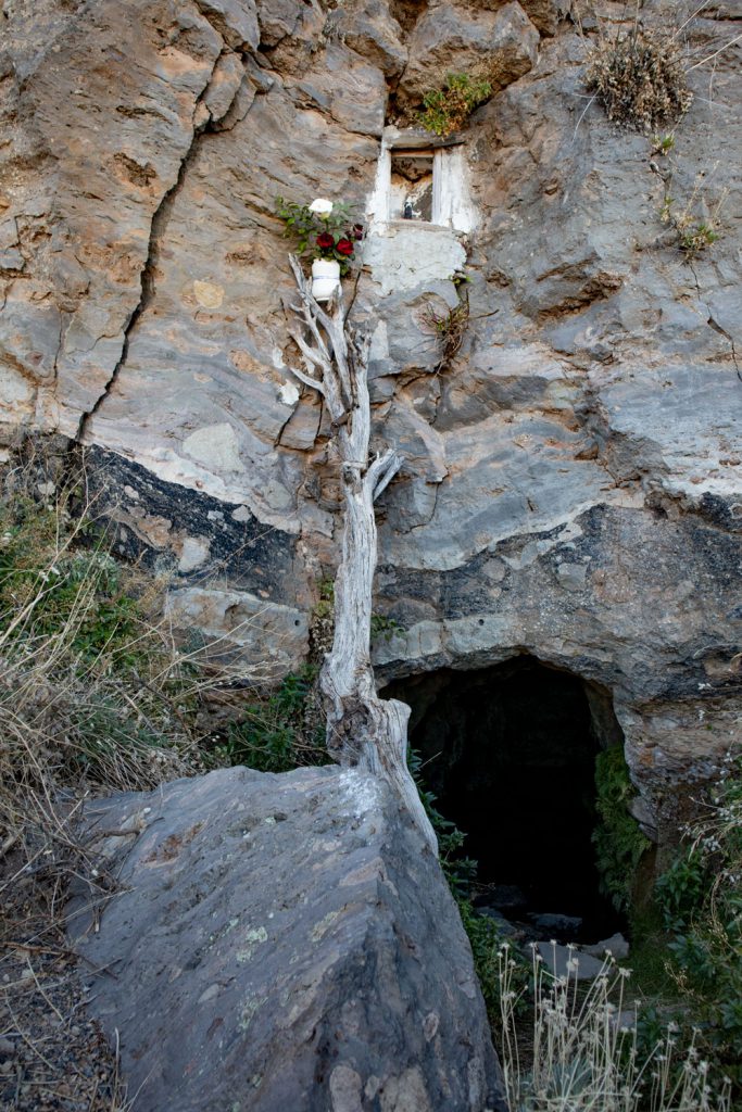 Montaña el Cedro - pequeña cueva con adornos florales en la ruta de senderismo