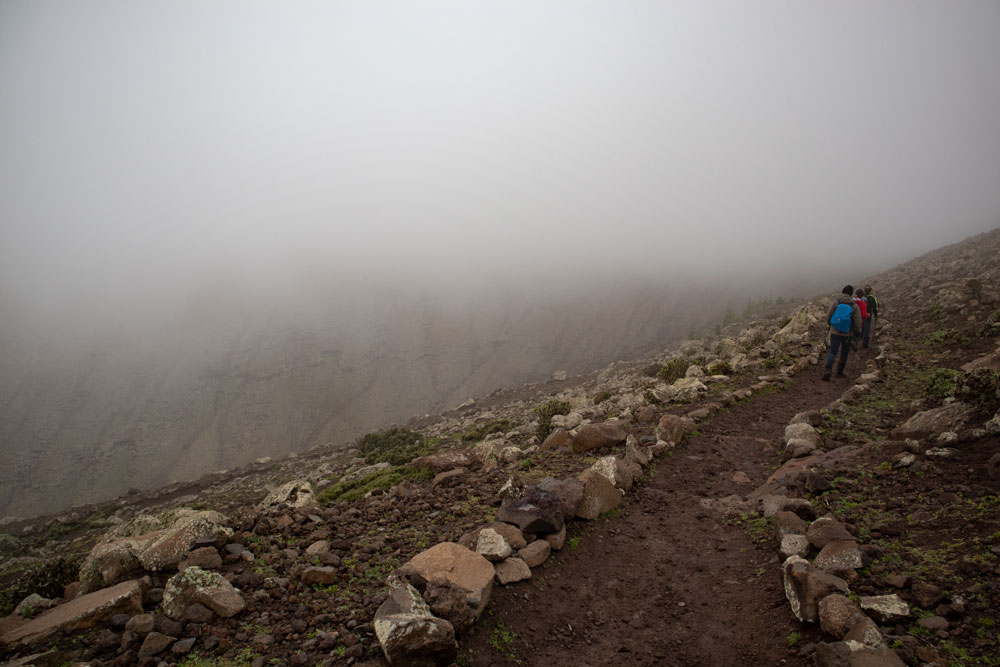 Wandern durch Wolken auf aufgeweichten Wegen - Pico de la Zarza