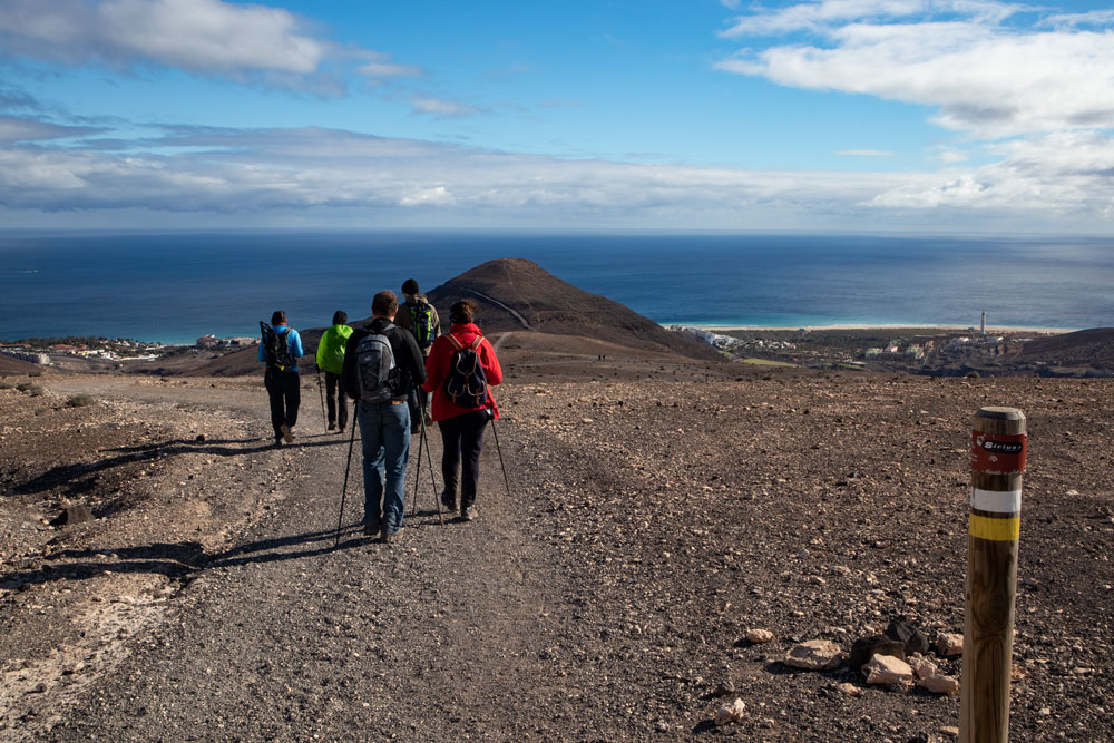 markierter Wanderweg mit Küstenblick