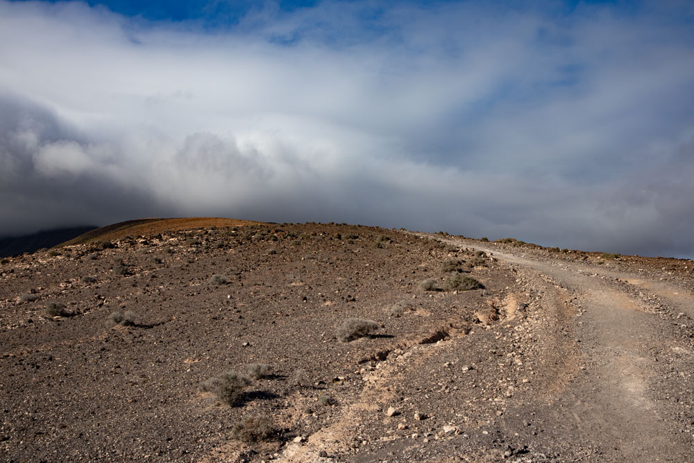 Wanderweg über den Grat durch Wolken